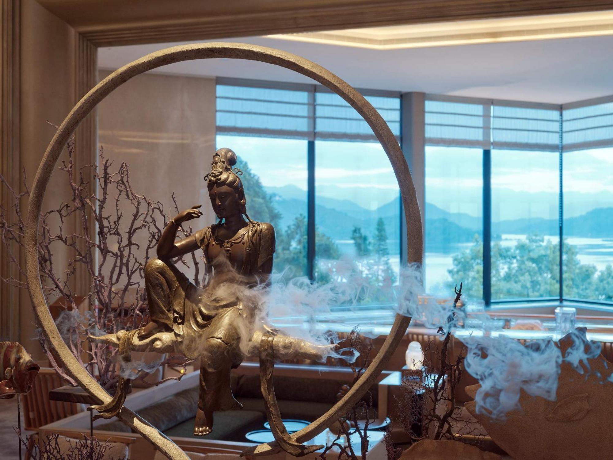 Fleur De Chine Hotel Yuchi Exteriér fotografie The statue of the Buddha in the lobby of the hotel