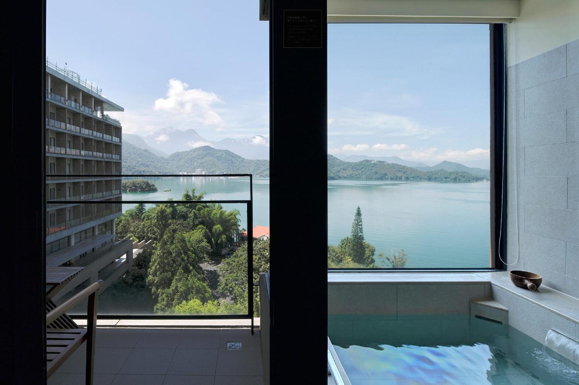Fleur De Chine Hotel Yuchi Exteriér fotografie View of Lake Biwa from a room at Hotel the Luze