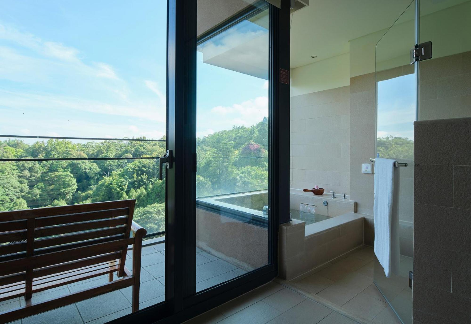 Fleur De Chine Hotel Yuchi Pokoj fotografie A modern Japanese bathroom with a view of Mount Fuji