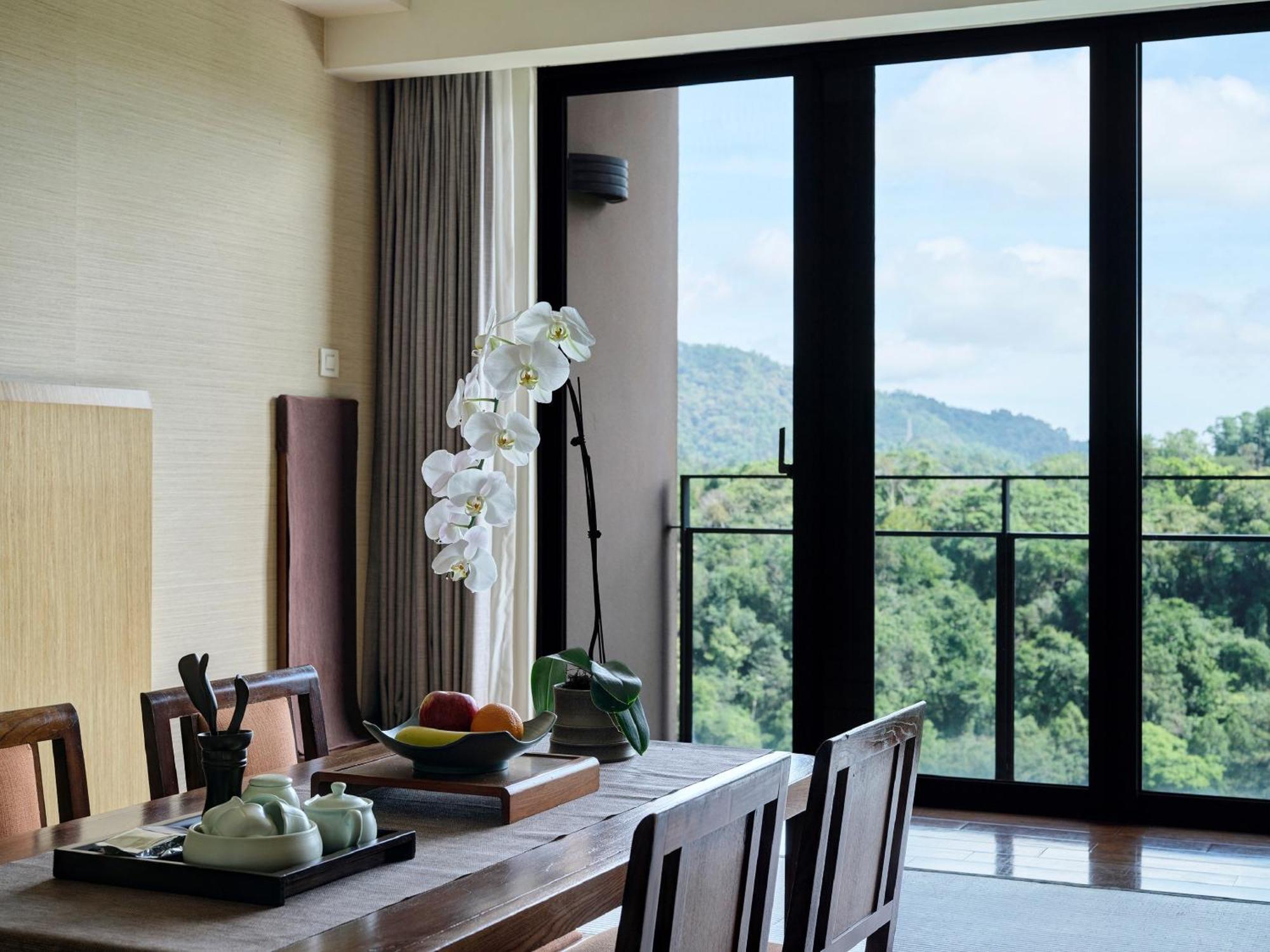 Fleur De Chine Hotel Yuchi Pokoj fotografie A view of the mountains from the hotel