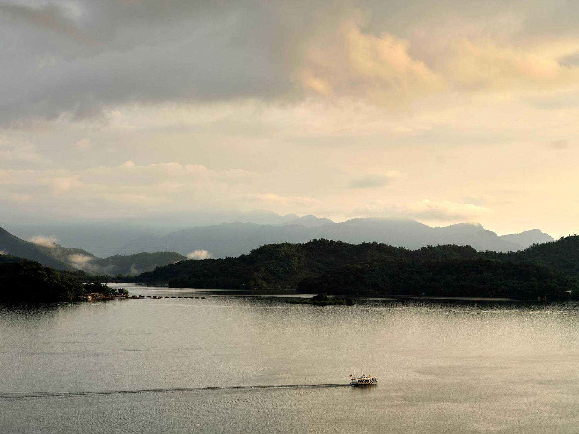 Fleur De Chine Hotel Yuchi Exteriér fotografie View of the lake