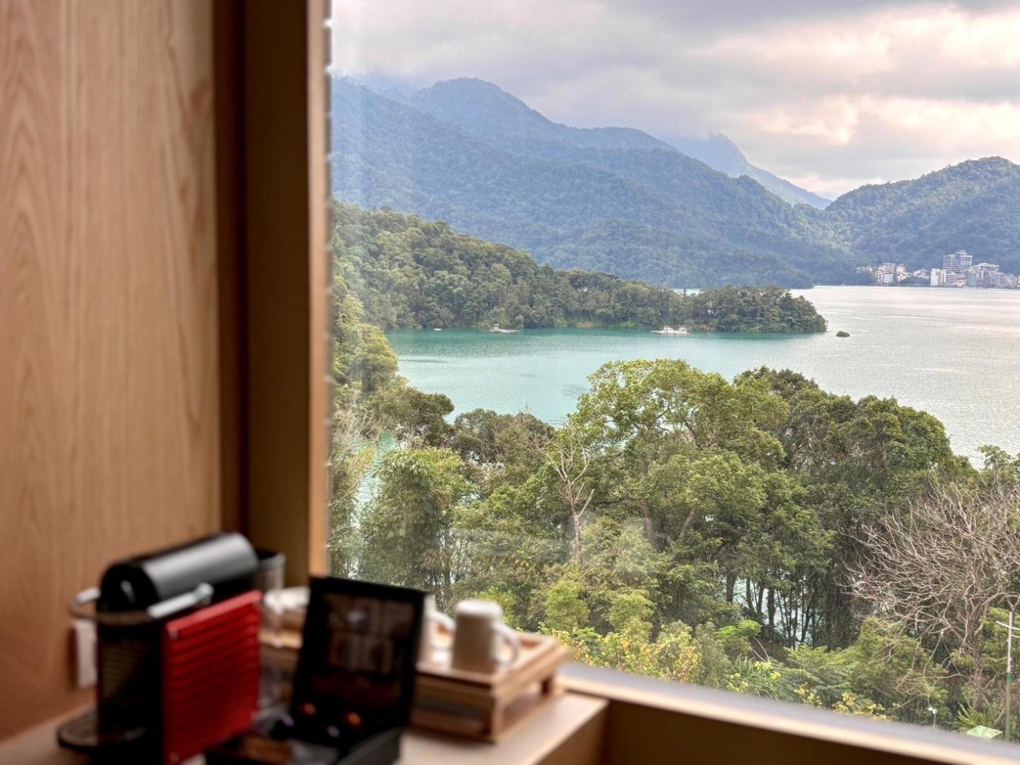 Fleur De Chine Hotel Yuchi Exteriér fotografie View of the lake from a hotel room