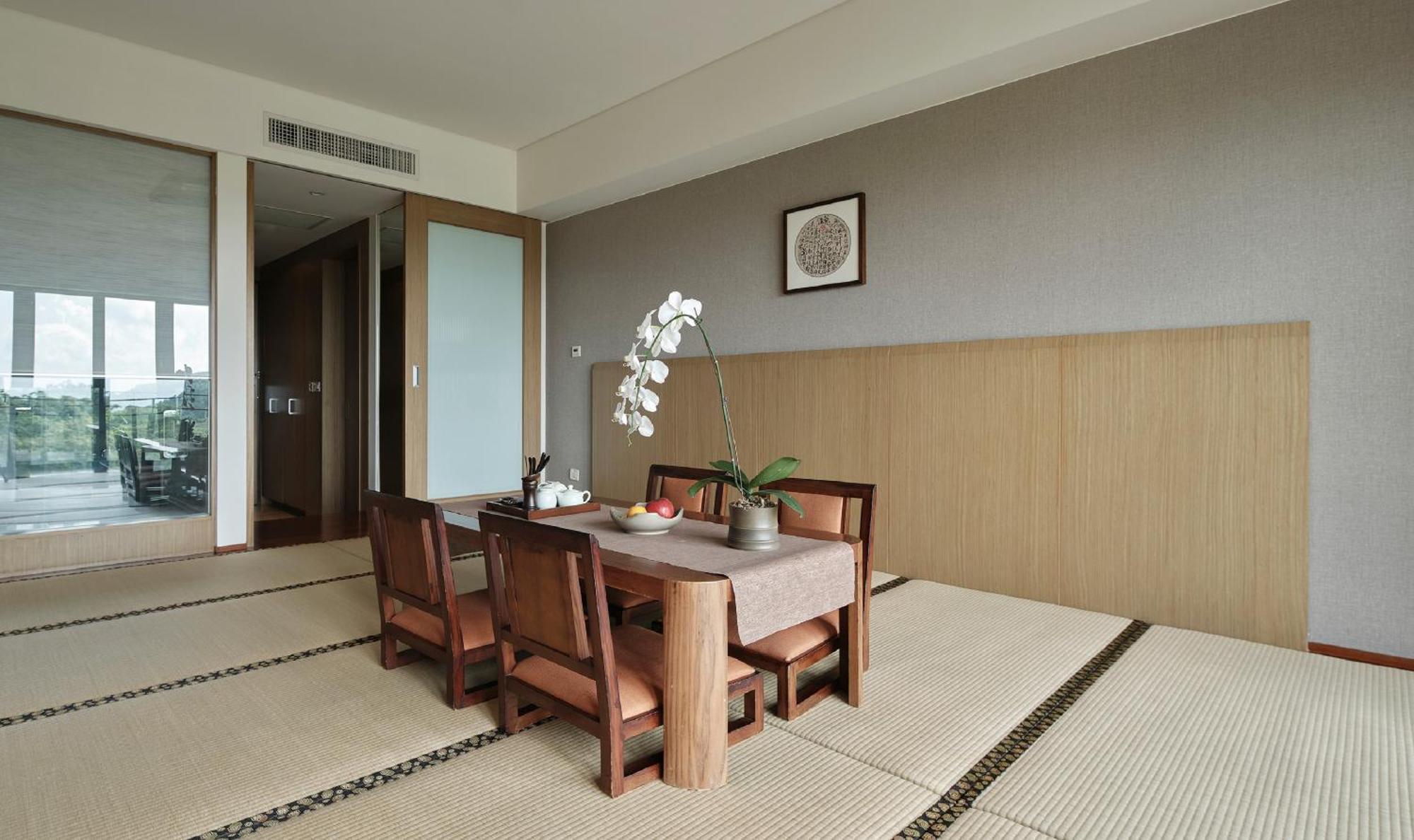 Fleur De Chine Hotel Yuchi Exteriér fotografie A dining room with tatami flooring